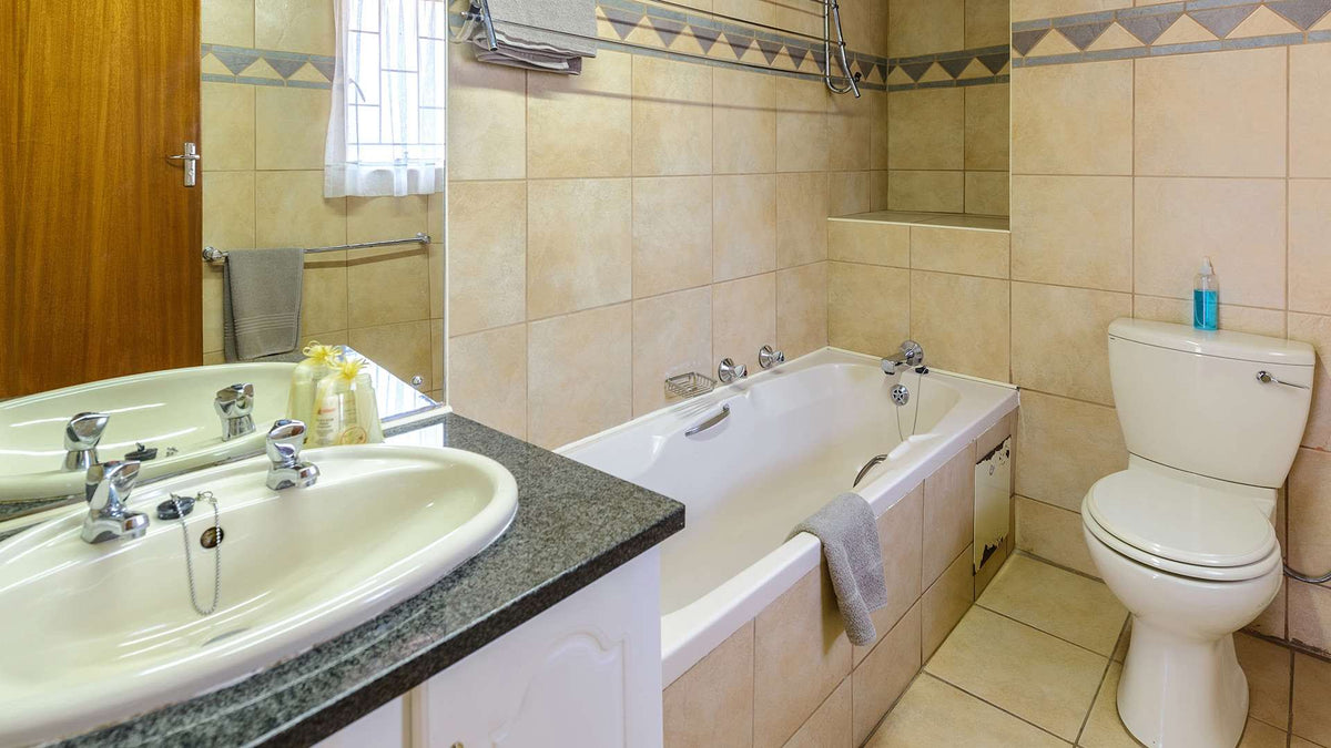 🦒 Three-Bedroom Chalet with Patio | Dikhololo, North West