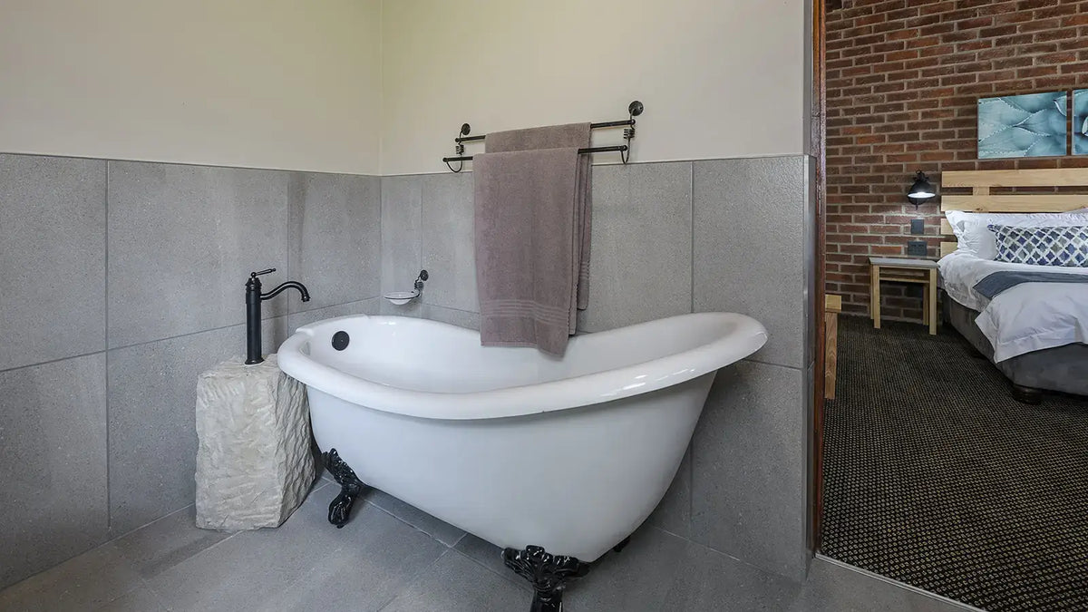 🏡 Five Bedroom Historic Farmhouse with Splash Pool | Kiara Lodge
