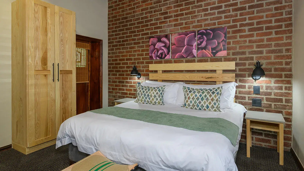 🏡 Five Bedroom Historic Farmhouse with Splash Pool | Kiara Lodge