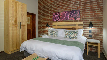 🏡 Five Bedroom Historic Farmhouse with Splash Pool | Kiara Lodge