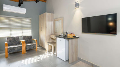 🦒 Double Room | Dikhololo, North West