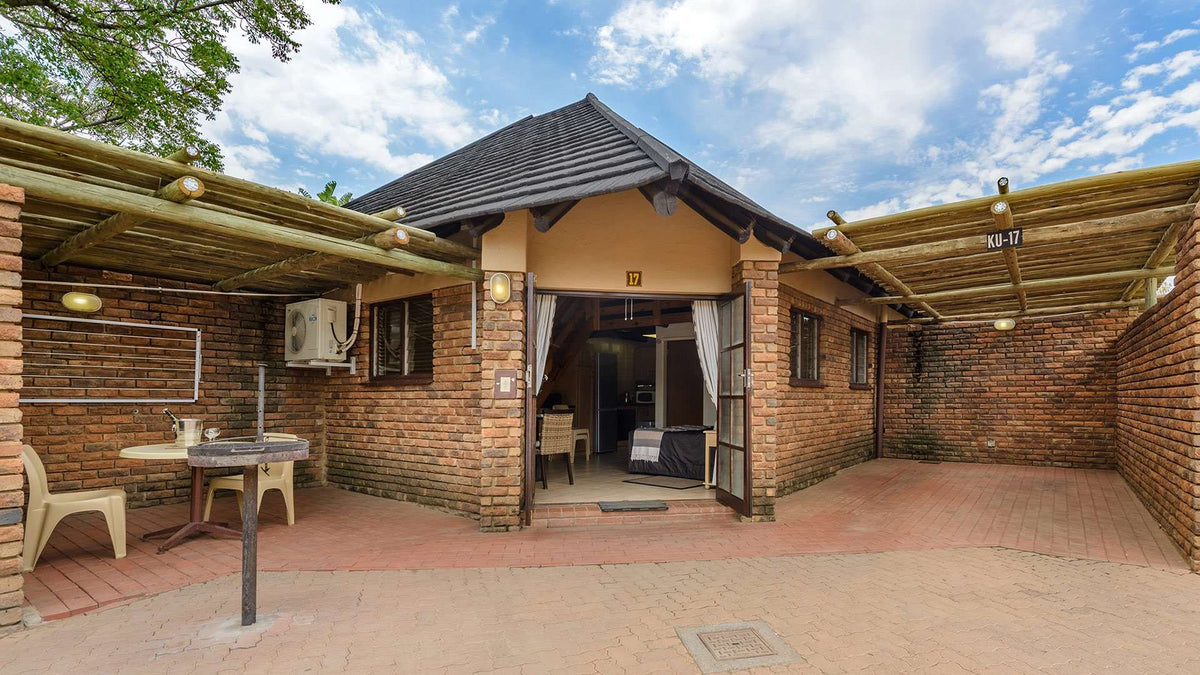 🦒 Studio Apartment with Patio | Dikhololo, North West