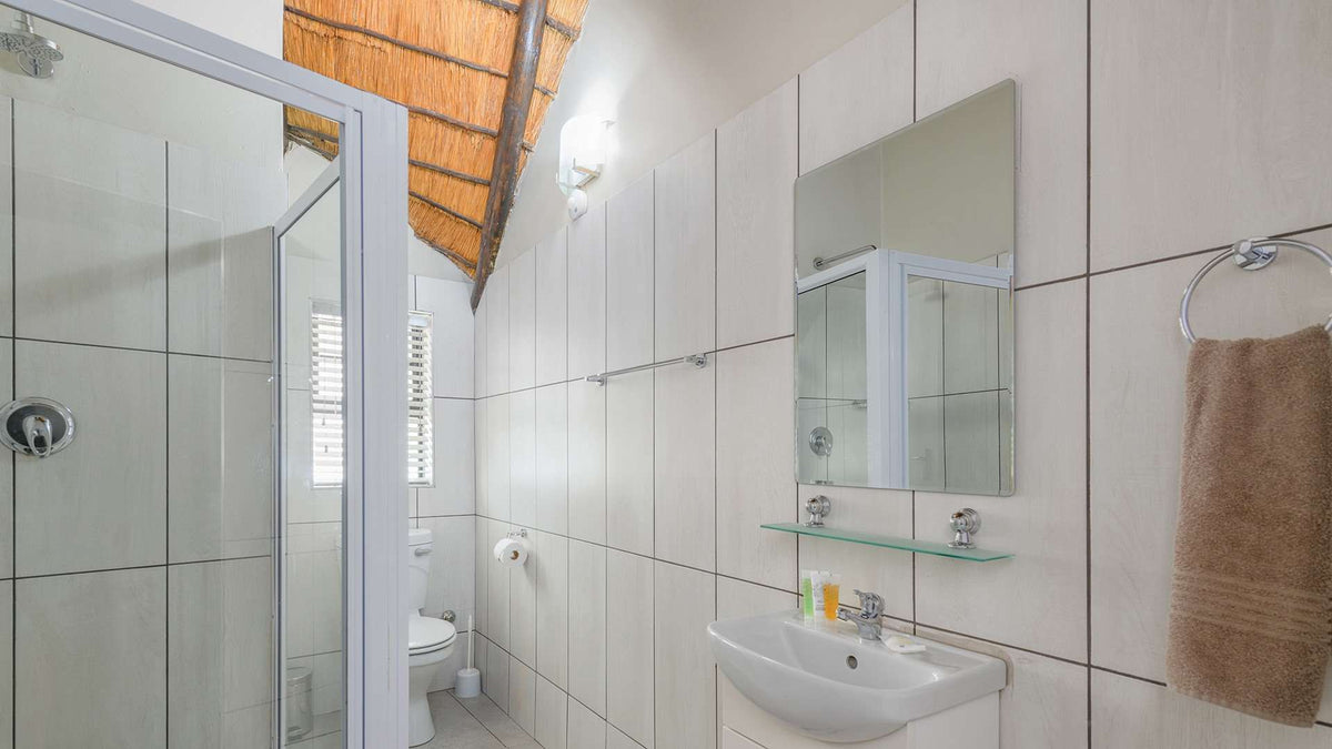 🦒 Double Room | Dikhololo, North West