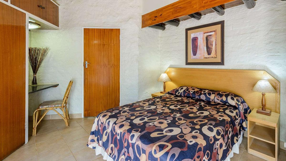 🦒 Three-Bedroom Chalet with Patio | Dikhololo, North West