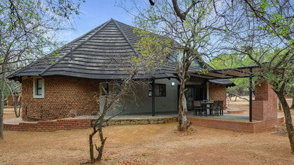 🦒 Three-Bedroom Chalet with Patio | Dikhololo, North West