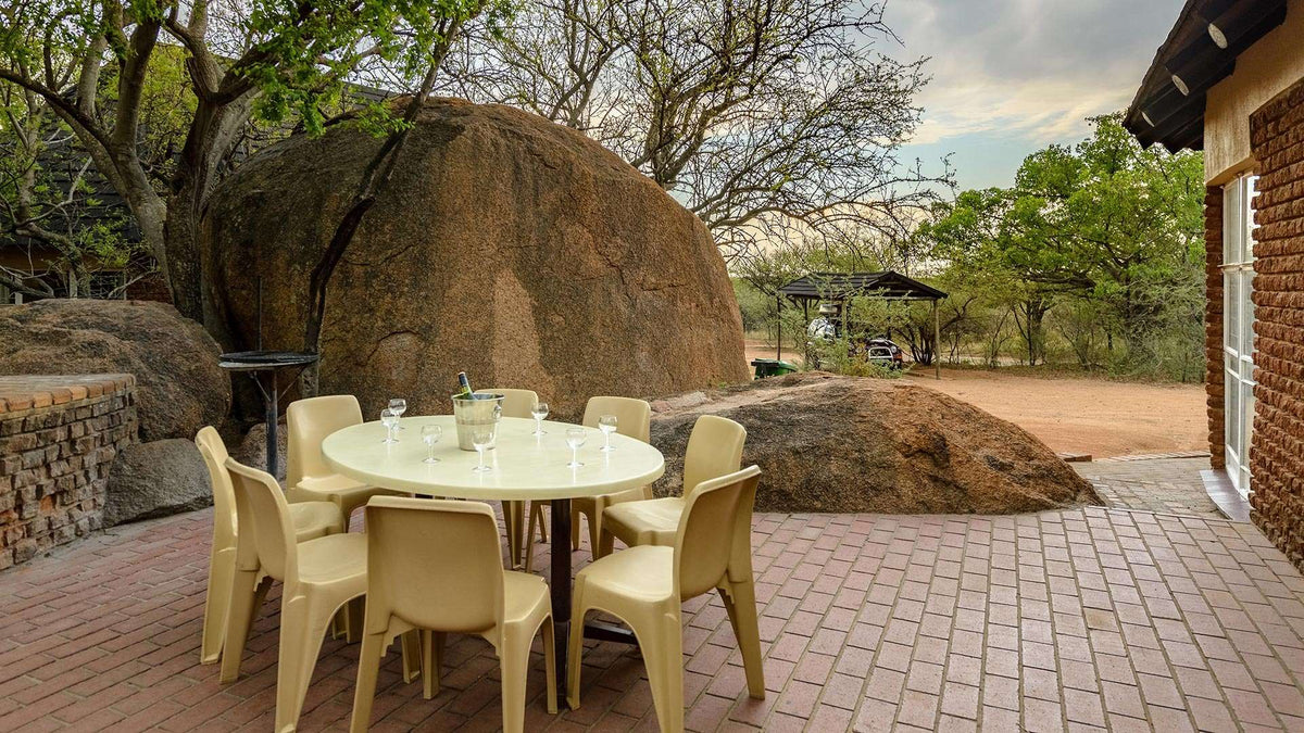 🦒 Four-Bedroom Chalet with Patio | Dikhololo, North West