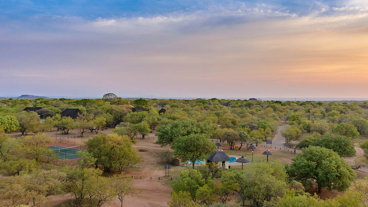🦒 Four-Bedroom Chalet with Patio | Dikhololo, North West