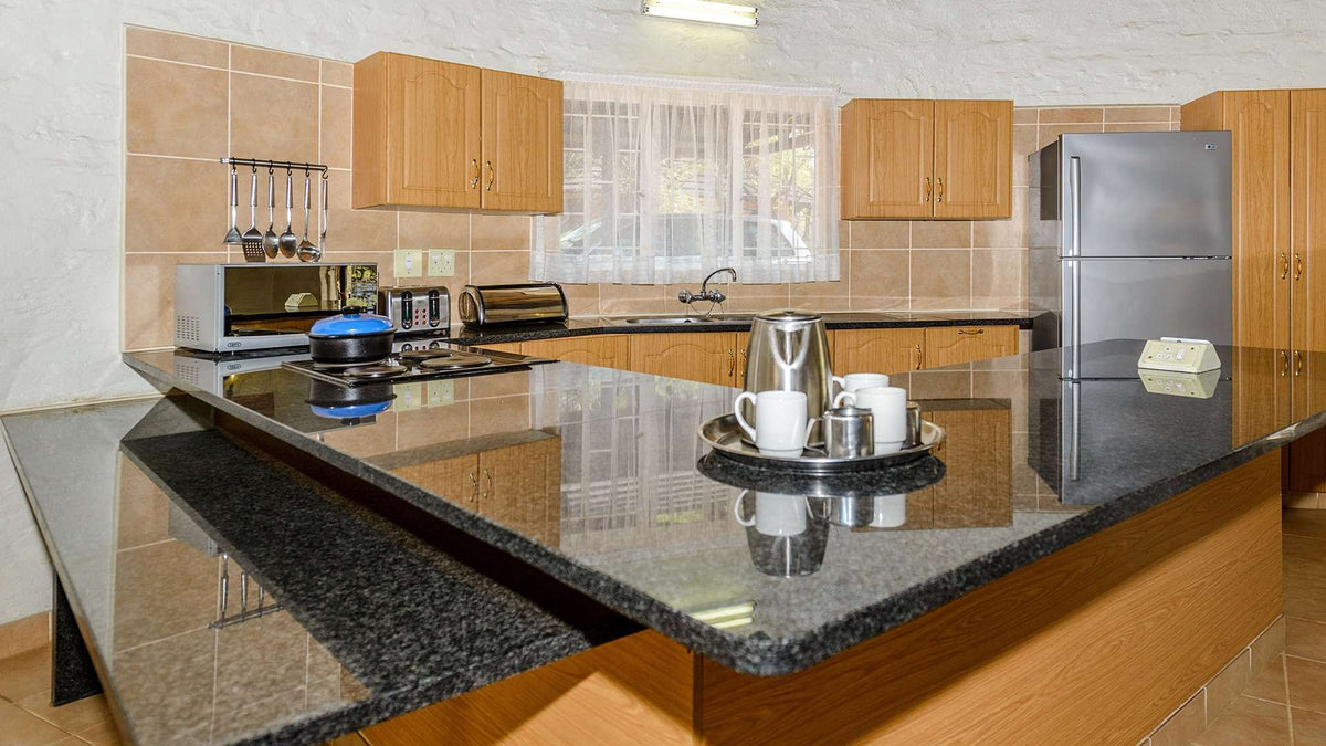 🦒 Three-Bedroom Chalet with Patio | Dikhololo, North West