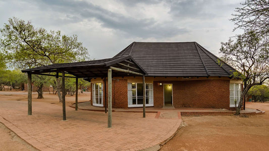 🦒 Four-Bedroom Chalet with Patio | Dikhololo, North West