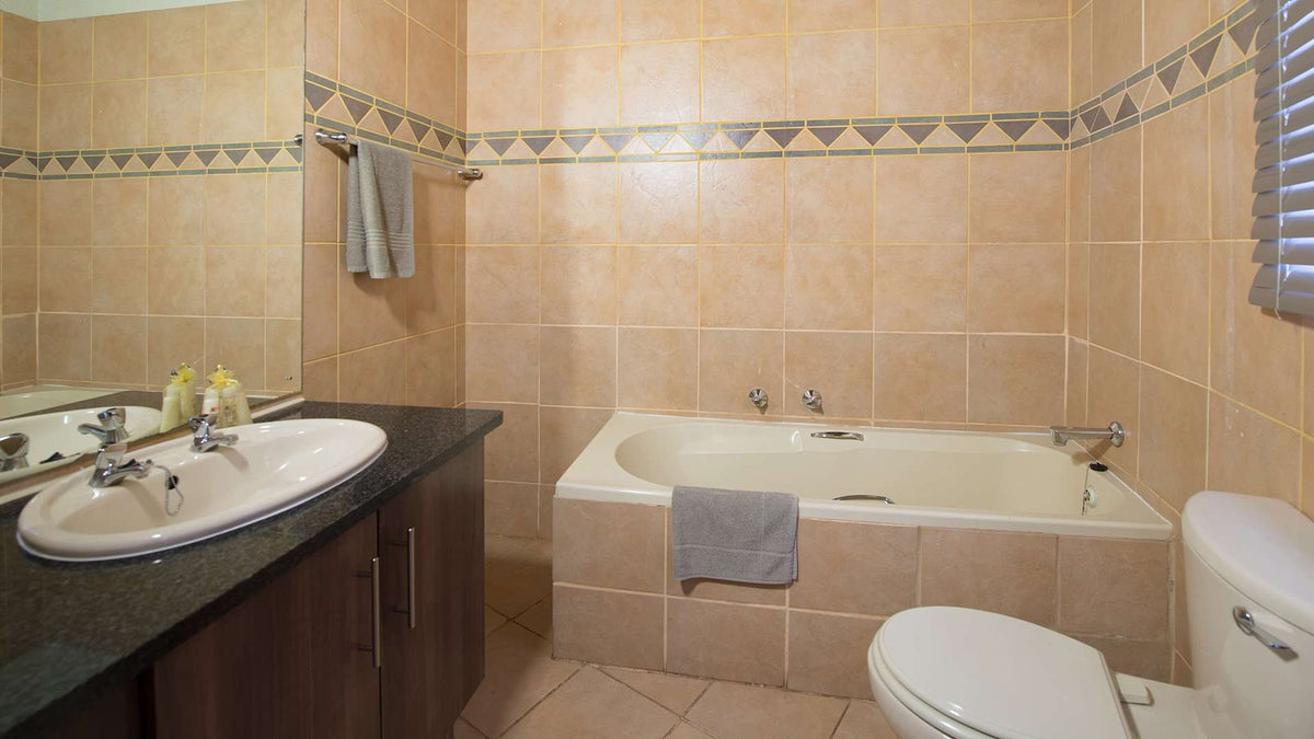 🦒 Four-Bedroom Chalet with Patio | Dikhololo, North West