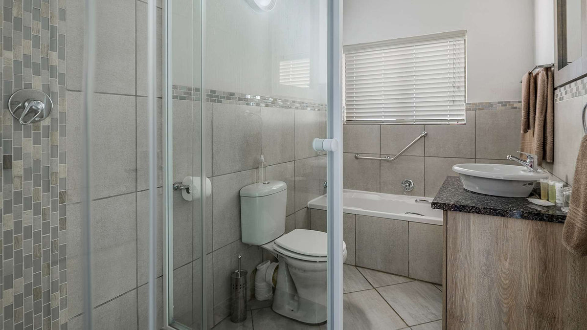 🦒 Superior Two-Bed Apartment | Dikhololo, North West