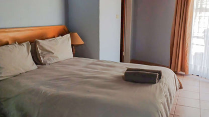 🦒 Three-Bedroom Chalet with Patio | Dikhololo, North West