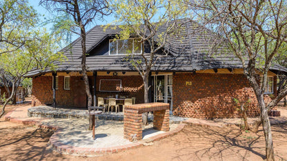 🦒 Three-Bedroom Chalet with Patio | Dikhololo, North West