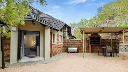🦒 Studio Apartment with Patio | Dikhololo, North West