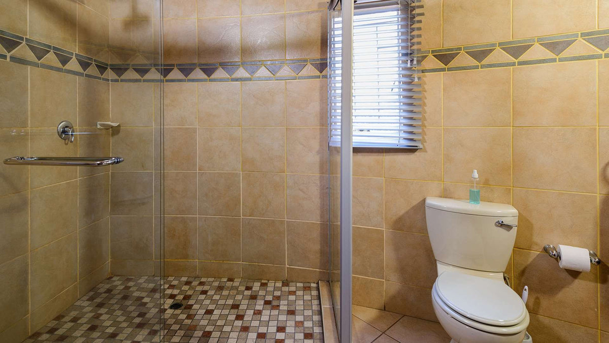 🦒 Four-Bedroom Chalet with Patio | Dikhololo, North West