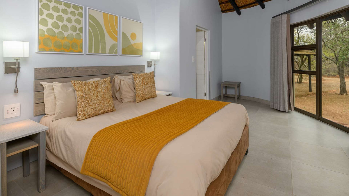 🦒 Three-Bedroom Chalet with Patio | Dikhololo, North West