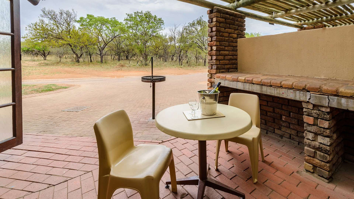 🦒 Studio Apartment with Patio | Dikhololo, North West