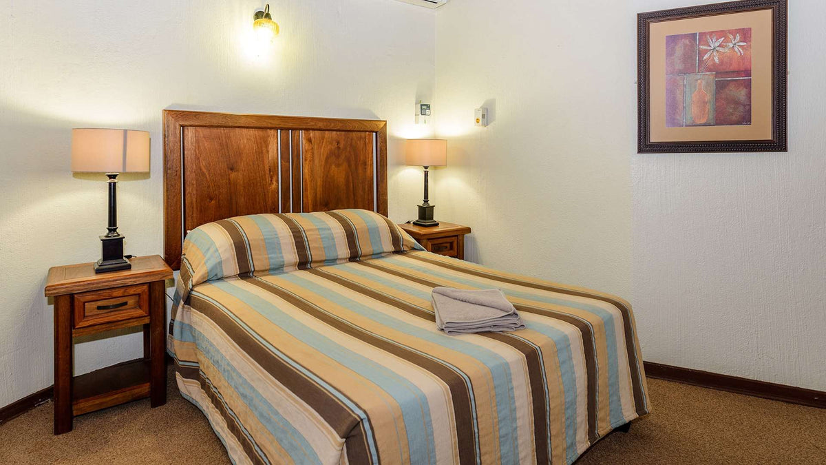 🦒 Four-Bedroom Chalet with Patio | Dikhololo, North West