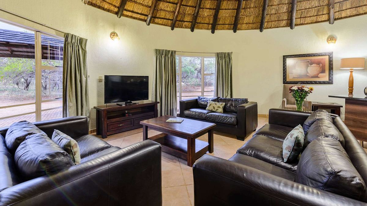🦒 Four-Bedroom Chalet with Patio | Dikhololo, North West