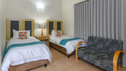 🦒 Family Room | Dikhololo, North West