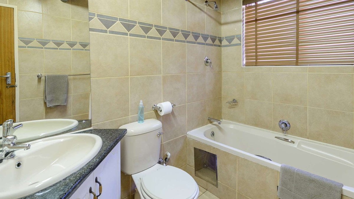 🦒 Studio Apartment with Patio | Dikhololo, North West