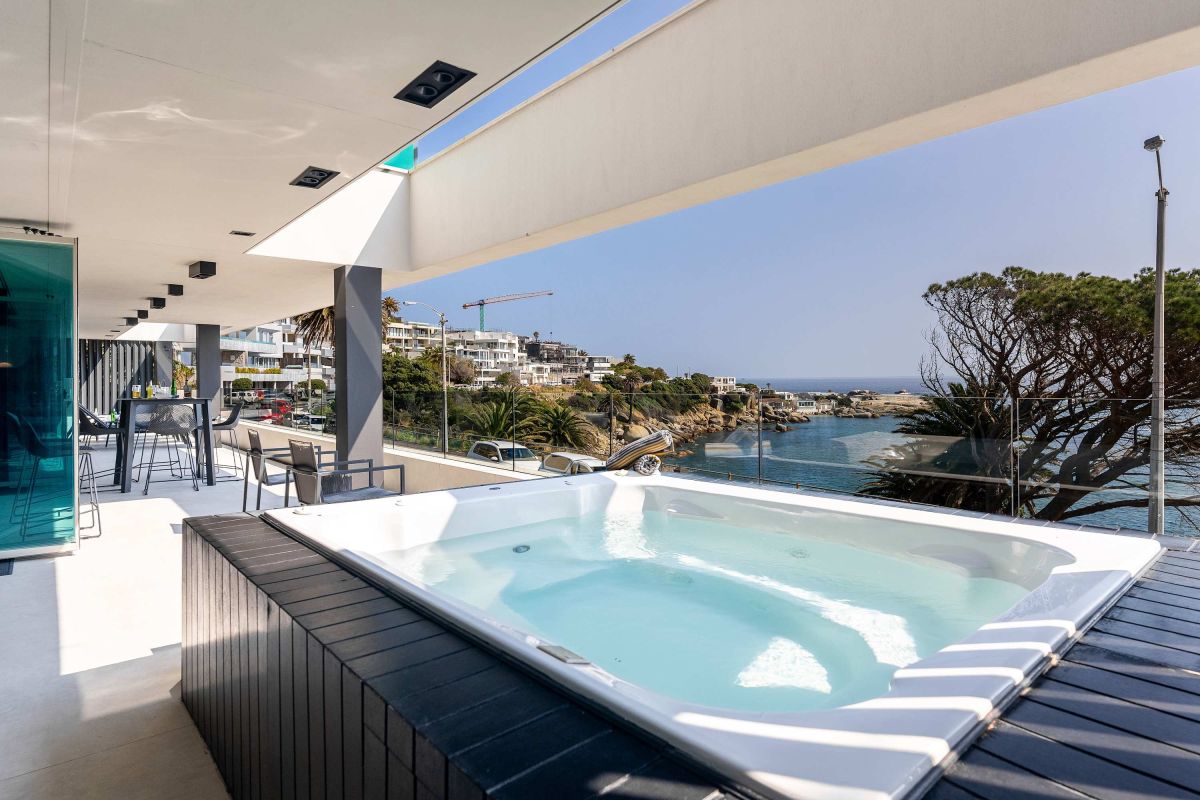 🌊 Amashe Luxe Apartment | Luxury 3-Bedroom Apartment, Bakoven, Camps Bay
