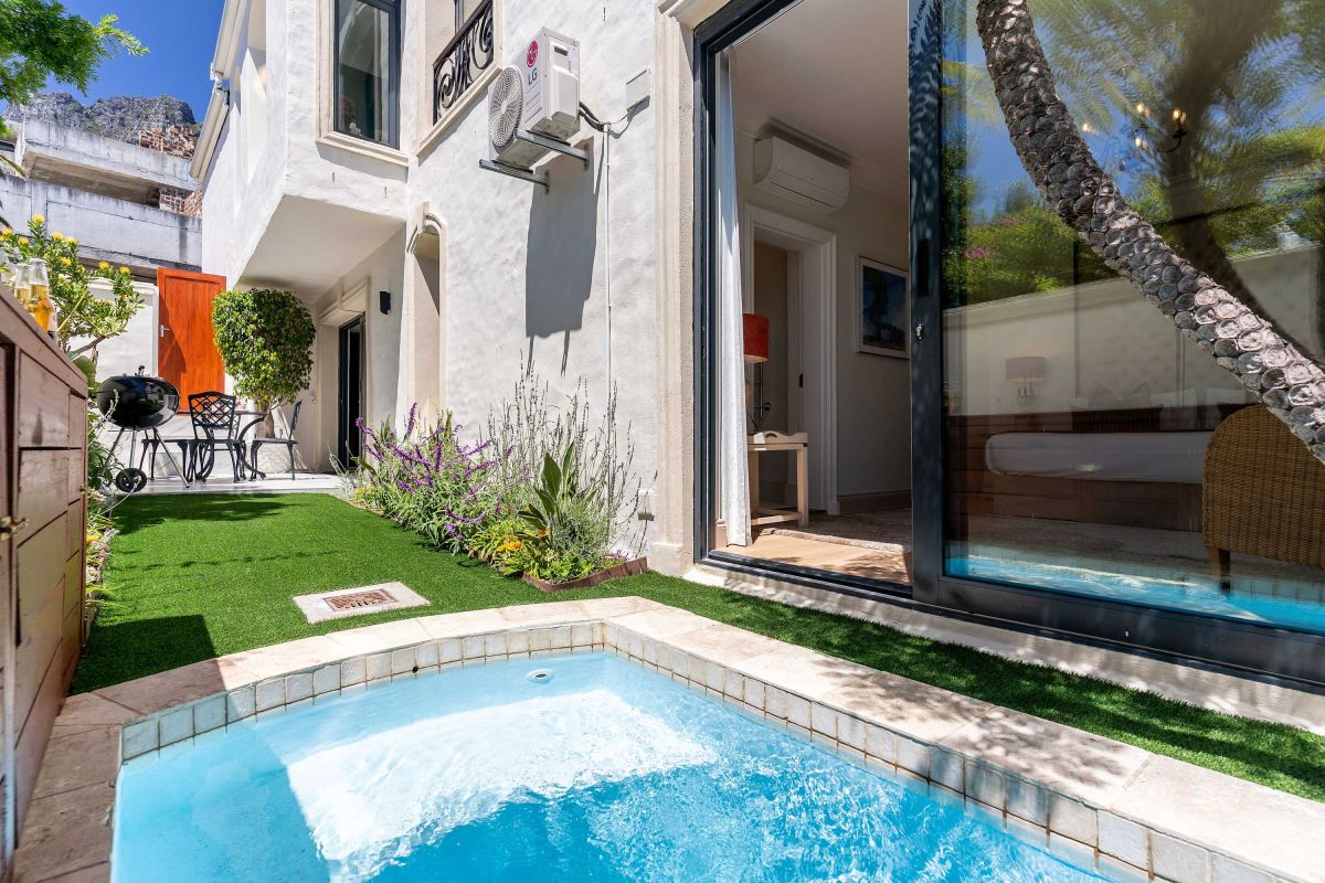 🌊 Villa Iparadesi | Luxury 5 Bedroom Villa, Camps Bay, Cape Town